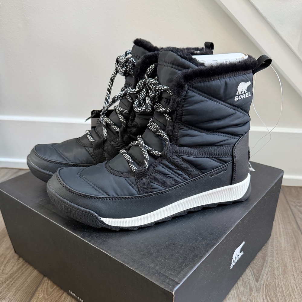 NWT Sorel Whitney II Short Lace Boots - Womens Size 9